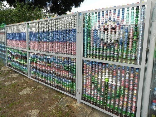 Забор из пластиковых бутылок для сада